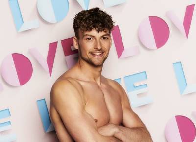 Who is Love Island’s first ever disabled contestant Hugo Hammond? - evoke.ie