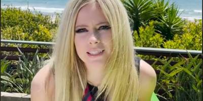 Avril Lavigne Made An Epic TikTok Debut With 'Sk8er Boi'! - www.justjared.com