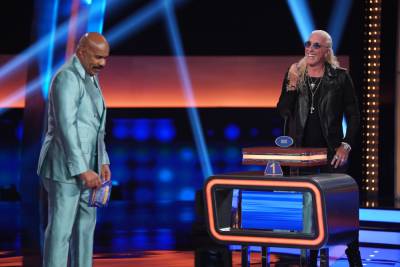 Twisted Sister Frontman Dee Snider Cleans Up On ‘Celebrity Family Feud’ vs. Terry Bradshaw - etcanada.com