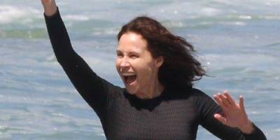 Good Will - Minnie Driver Enjoys a Sunny Day at the Beach with Her Family - justjared.com - Malibu
