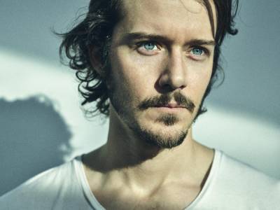 ‘Outlander’ Star Cesar Domboy Joins Steven Knight Series ‘SAS: Rogue Heroes’ - deadline.com - Britain