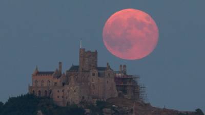 Forget the Super Blood Moon—We’re About to Get a Literal Strawberry Moon - www.glamour.com