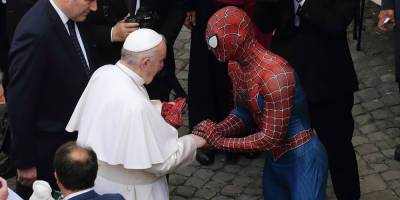 Pope Francis Meets Spider-Man During Weekly Service at The Vatican - justjared.com - Vatican - city Vatican - county Pope