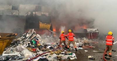 Firefighters continue to battle blaze at waste facility in Oldham - www.manchestereveningnews.co.uk - county Oldham