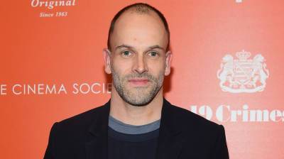 Jonny Lee Miller Joins 'The Crown' Season 5 - Find Out Who He's Playing! - www.justjared.com - county Holmes - county Williamson