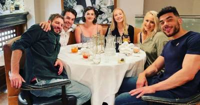 Emmerdale stars mistaken for 'cast of Friends' in off-screen outing as fans flood 'strange' Instagram snap - www.manchestereveningnews.co.uk - county Metcalfe