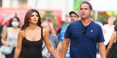 Teresa Giudice & Boyfriend Louie Ruelas Hold Hands While Shopping in NYC - www.justjared.com - New York - New Jersey