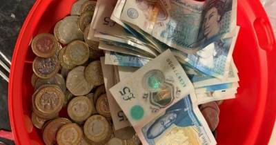 Police seize bucket loaded with 'dirty cash' after swooping on suspected drug dealers - www.manchestereveningnews.co.uk