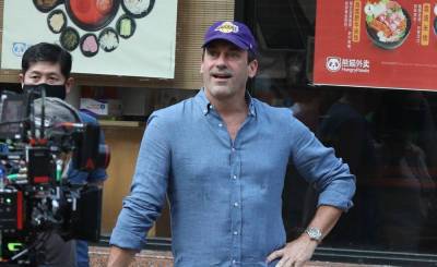 Jon Hamm Spotted on Set of 'Fletch' Reboot for First Time! (Photos) - www.justjared.com - state Massachusets - county Chase