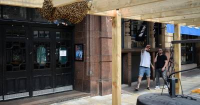 The bees are back in town... yet another swarm spotted at popular Manchester city centre drinking spot - www.manchestereveningnews.co.uk - Manchester