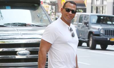 Alex Rodriguez posts shirtless summer selfie after post-breakup weight loss - us.hola.com