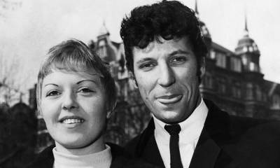 Sir Tom Jones makes heartbreaking confession about his wife Linda - hellomagazine.com