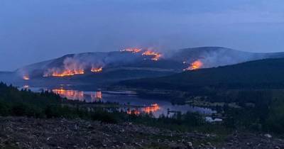 Massive grass fire engulfs Scots hill as shocking pictures show flames spreading across 1km of moorland - www.dailyrecord.co.uk - Scotland