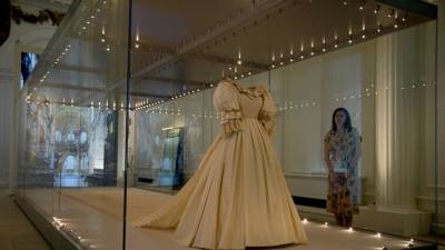 Princess Diana's wedding dress goes on display in London - abcnews.go.com - Britain - London - county Emanuel