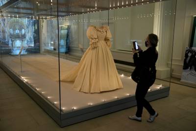 Princess Diana’s Wedding Dress Goes On Display In London - etcanada.com - Britain - London - county Emanuel