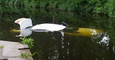 Car still stuck in Rochdale Canal as police hunt for those behind the crash - www.manchestereveningnews.co.uk