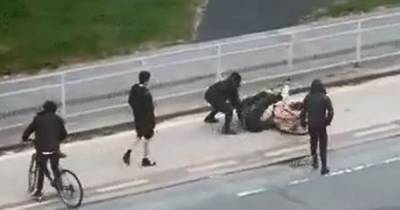 Shocking video shows trio beating up cyclist in the middle of the road near Cornbrook - www.manchestereveningnews.co.uk