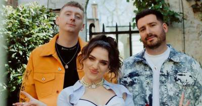 Billen Ted and Mae Muller talk revamping a 2000s pop classic on new single When You're Out: 'We want people screaming it in Wetherspoons' - www.officialcharts.com