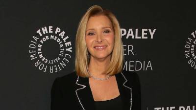 Lisa Kudrow Says Her Throat Closed Up and She Forgot the Chords to 'Smelly Cat' During 'Friends' Reunion - www.etonline.com