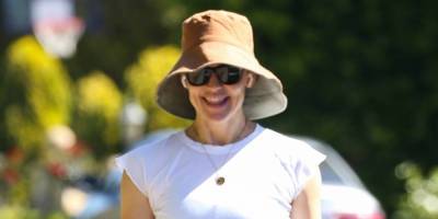 Jennifer Garner Soaks Up the Sunny Weather with a Walk in L.A. - www.justjared.com - Santa Monica