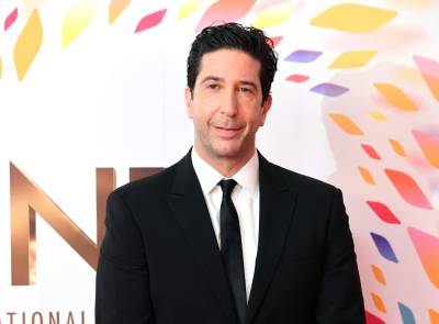 David Schwimmer Shares Behind-The-Scenes Photos From the ‘Friends’ Reunion Of The ‘Cast Huddle’ And More - etcanada.com