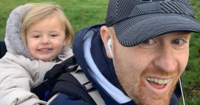 Dad loses six stone carrying his baby in a backpack to beat kidney disease - www.manchestereveningnews.co.uk