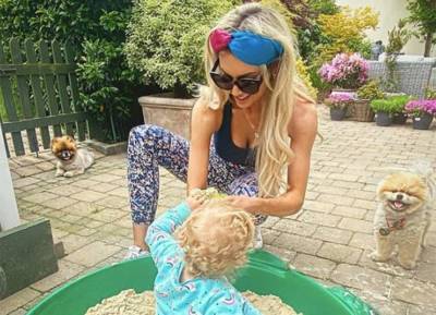 PICS: Rosanna Davison shows hilarious way she’s hiding from the kids in fun Bank Holiday snaps - evoke.ie