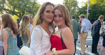 Brooke Shields's daughter wears her 1998 Golden Globes gown to prom - www.msn.com - Florida