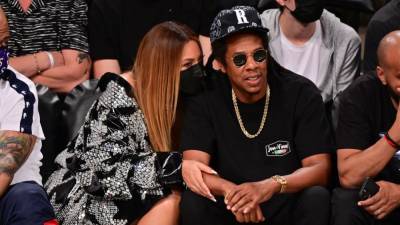 Beyoncé and JAY-Z Cozy Up During Courtside Date Night at Brooklyn Nets Game: Pics - www.etonline.com - county Bucks