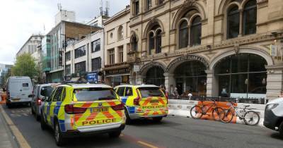Brave builder disarms knifeman in lunchtime standoff as police called to Deansgate - www.manchestereveningnews.co.uk