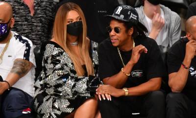 Beyoncé and Jay-Z prove they are still madly in love while sitting courtside at a basketball game - us.hola.com - county Bucks
