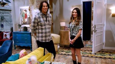 'iCarly' Reboot Set Tour: Miranda Cosgrove and Jerry Trainor Show Off Carly's New Apartment! (Exclusive) - www.etonline.com - county Spencer