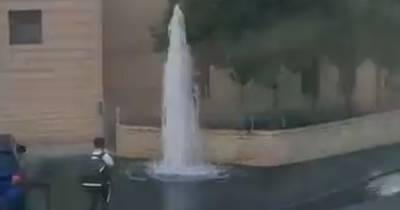 Burst pipe causes huge fountain of water to erupt in Scots street - www.dailyrecord.co.uk - Scotland