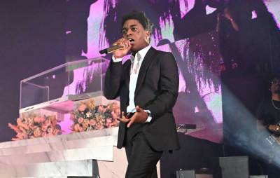 Kodak Black throws $100 bills into the sea and down the toilet on Instagram - www.nme.com