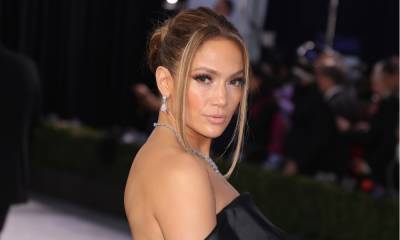 Jennifer Lopez turns heads with natural hair and luscious lips - hellomagazine.com