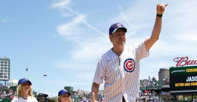Jason Sudeikis Throws First Pitch at Cubs Game with His Two Adorable Kids! - www.justjared.com - Illinois