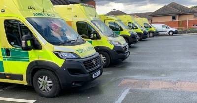 The picture that shows a queue of ambulances outside A&E amid growing pressures for paramedics as NHS clinicians warn of 'escalating' crisis - www.manchestereveningnews.co.uk - Manchester