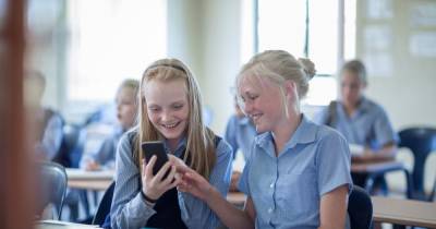 Scottish Government won't ban mobiles in schools as 'devices can aid learning' - www.dailyrecord.co.uk - Scotland