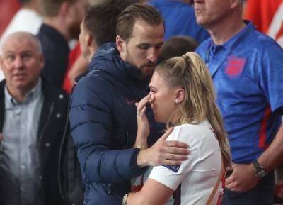 England captain Harry Kane consoles his wife Kate after defeat to Italy - evoke.ie - Italy