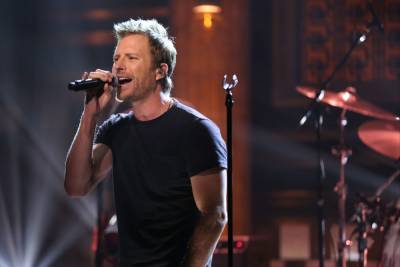 Dierks Bentley Performs ‘Different For Girls’ With His 12-Year-Old Daughter Evie - etcanada.com - Chicago