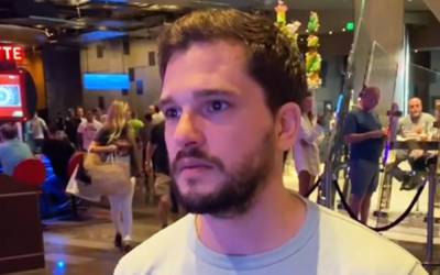 Kit Harington Goes Viral Over His Reaction to 'Game of Thrones' Slot Machine - www.justjared.com