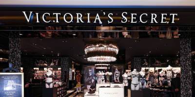 Woman Goes Viral as 'Victoria's Secret Karen' for In-Store Breakdown - www.justjared.com