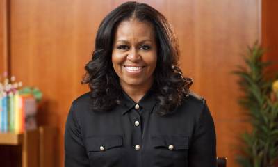 Michelle Obama has chosen the old-fashioned craft of knitting to create tops for her daughters - us.hola.com