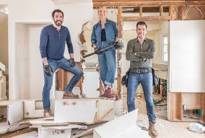 Gwyneth Paltrow Grabs A Sledgehammer To Help The Scotts Renovate Her Assistant’s Home For ‘Celebrity IOU’ - etcanada.com - Canada