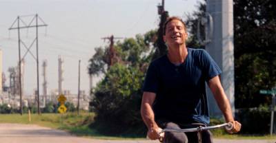 Simon Rex Is A Suitcase Pimp In Sean Baker’s ‘Red Rocket’ [Cannes Review] - theplaylist.net - USA - Texas - county Galveston