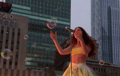 Watch Lorde perform ‘Solar Power’ on a rooftop during ‘Colbert’ appearance - www.nme.com - New York