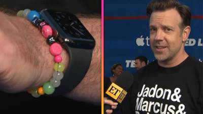 Jason Sudeikis Shows Off Sweet Gift From Daughter Daisy on 'Ted Lasso' Red Carpet - www.etonline.com