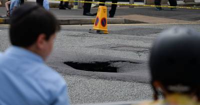 Major congestion after sinkhole opens up in middle of busy Prestwich road - www.manchestereveningnews.co.uk - Manchester