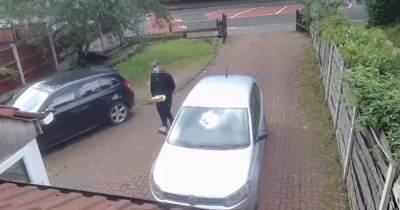 CCTV captures moment burglar posing as delivery man tries to break into home - www.manchestereveningnews.co.uk
