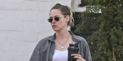 Kristen Stewart Pampers Her Skin Ahead of Leaving 'Spencer' Premiere In Venice - www.justjared.com - Los Angeles - city Venice